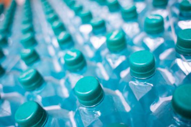 Sıralar halinde dizilmiş plastik su şişeleri..