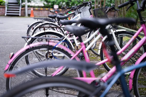Många Gamla Cyklar Ställde Upp Trottoaren — Stockfoto