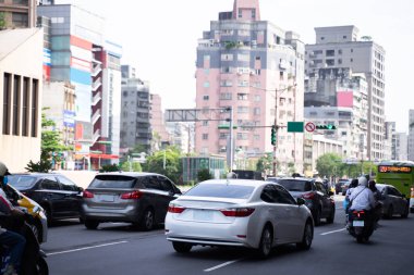 Trafiğin yoğun olduğu saatlerde caddeler. Otobanda arabalar, trafikte arabalar..