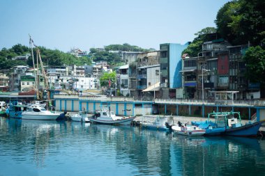 Nehir ve temiz gökyüzü ile şehrin panoramik manzarası.