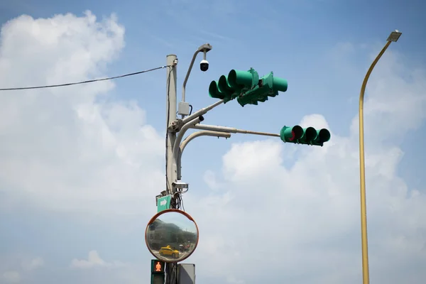 Cidade Semáforos Automáticos Com Câmeras Vigilância Céu Fundo — Fotografia de Stock