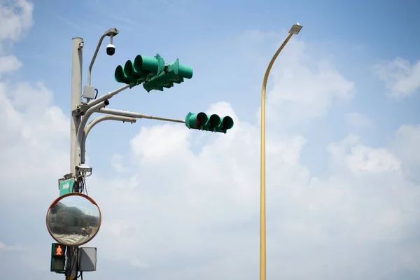 Cidade Semáforos Automáticos Com Câmeras Vigilância Céu Fundo — Fotografia de Stock