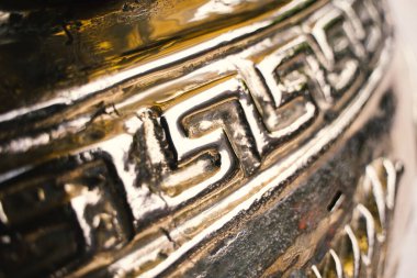 Soyut pirinç renkli bir lavabonun yakın plan görüntüsü.