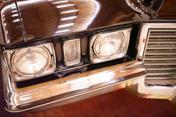 Zbliżenie Zabytkowego Reflektora Samochodowego Retro Vintage Samochodów Pod Światłami — Zdjęcie stockowe
