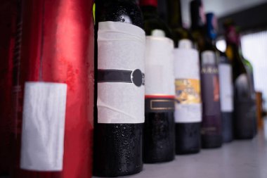 Rafları kaplayan çeşitli alkol şişelerinin yakın plan çekimi, gece hayatı için mükemmel..