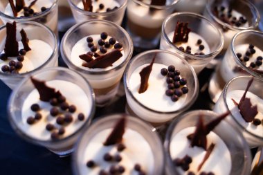 Çikolata şarabı ve tatlı bardağındaki koyu çikolata taneleri servis edilmeye hazır..