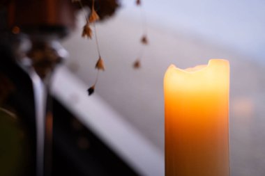 yumuşak sarı şamdan kaplıca dükkanı arka planı.