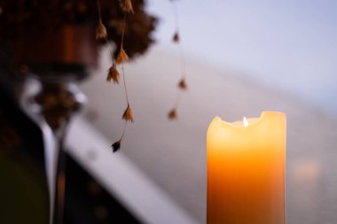 Mum ışığı küçük bir alev gibi parlıyor. spa dükkânı geçmişi.