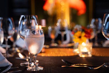 Özel yemek için lüks restoranda viski bardakları ve bardaklar masanın üstünde..