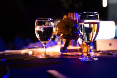 Özel yemek için lüks restoranda viski bardakları ve bardaklar masanın üstünde..