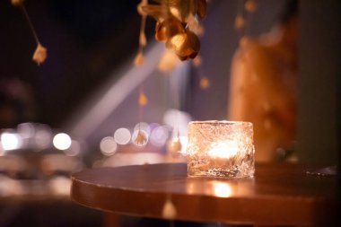 Mum ışığında cam çok özel bir gece için aşk romanı..