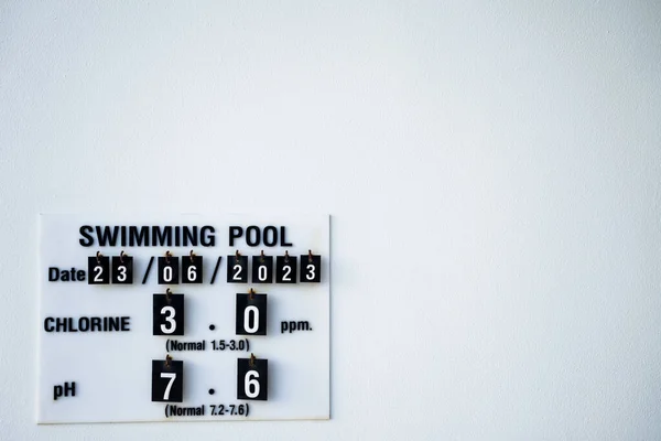 Jeden Tag Anzeichen Von Chlor Und Wert Eines Swimmingpools Einer — Stockfoto