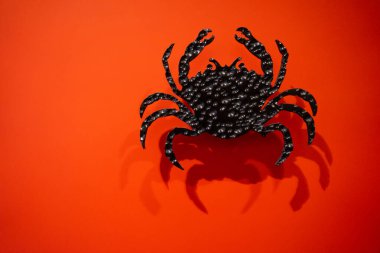 Duvarında yengeç sopaları olan kırmızı duvar..