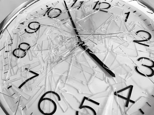 Uhr Mit Rissigem Und Zerbrochenem Glas Schwarz Weiß Ton — Stockfoto