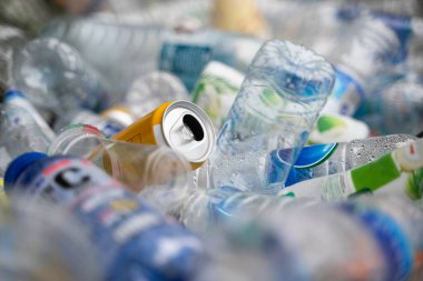 Geri dönüşüm kutusunda plastik şişeler, atık yönetimi konsepti, yığın halinde istiflenmiş..