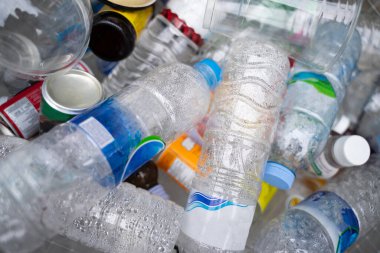 Geri dönüşüm kutusunda plastik şişeler, atık yönetimi konsepti, yığın halinde istiflenmiş..