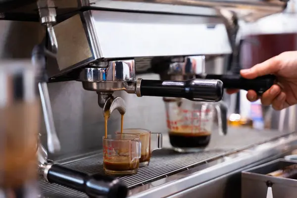 Kahveci espresso makinesiyle sanat kahvesi yapıyor..