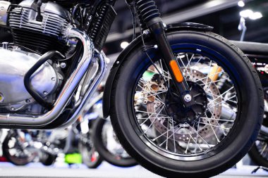 Klasik bir motorsikletin ön tekerleği, bulanık arka plan..