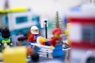 Bangkok, Tayland - 20 Eylül 2023, Minyatür Lego doktoru, acil servis doktoru ve yaralı bir hasta.