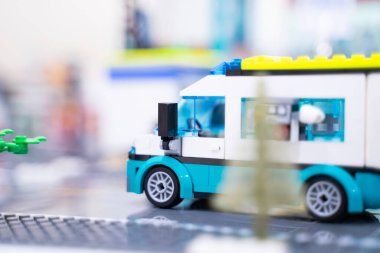 Bangkok, Tayland - 20 Eylül 2023: tıbbi ekipmanlı lego arabası. , temel ilk yardım ile mobil acil durum aracı.