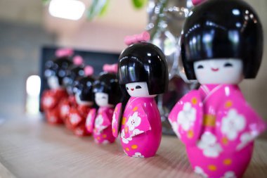 Şirin, renkli Japon tarzı seramik bebekler evinizi dekore etmek için masaya dizildiler..