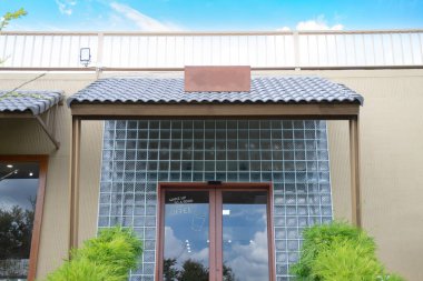 Japon tarzı kahve dükkanı ve fırının girişi cam kapı ve mesaj güzel bir fincan kahveyle uyanmak.