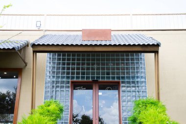 Ayutthaya, Tayland - 20 Eylül 2023: Japon tarzı bir kahve dükkanının cam kapı girişi ve fırın ve metin..