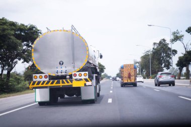 Büyük petrol tankeri, yanıcı maddeleri taşımak için yolda..