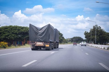 Otoyoldaki kamyon, gökyüzü geçmişi, kargo taşıma konsepti.