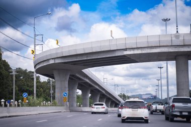 Otoyolda ve mavi gökyüzünün altındaki köprüde seyahat ediyorum..
