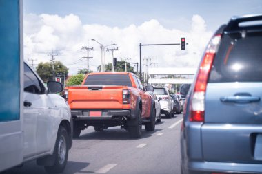 Trafiğin yoğun olduğu saatler, şehir yolları, otoyolda trafik sıkışıklığı, trafik ışıklarında bekleyen arabalar..