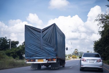 Otoyoldaki kamyon, gökyüzü geçmişi, kargo taşıma konsepti.