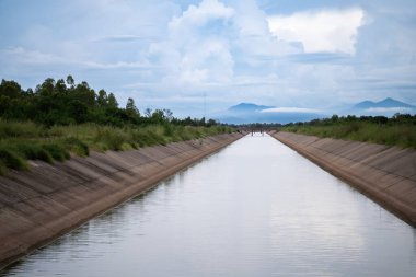 Sabah kırsal kesimde su deposu ve kanal, güzel bir gökyüzü arka planı..