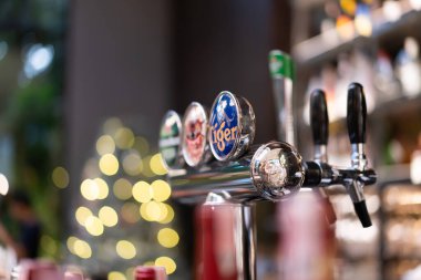 Bangkok, Tayland, 19 Aralık 2023: Geleneksel bira markalı Tayland barında çok marka bira dağıtıcıları.