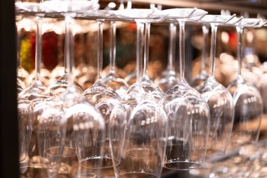 Bokeh light arka planda bir parti için bir sürü temiz şarap kadehi asılı..