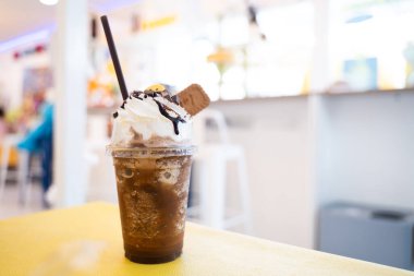 Nefis malzemelerle harmanlanmış kahve fincanı masanın üzerinde duruyor..