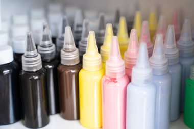 Çeşitli renklerdeki sanat eserleri çok sayıda sıraya dizilmişti..