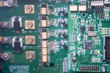 Yeşil elektronik devre kartının yakın çekim görüntüsü.