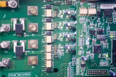 Yeşil elektronik devre kartının yakın çekim görüntüsü.