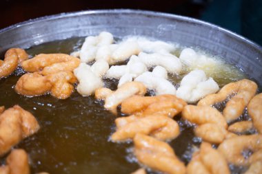 Patongko büyük bir tavada kızartılıyor. Erken kalkanlar için kahvaltı..