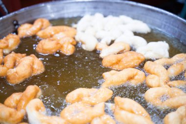 Patongko büyük bir tavada kızartılıyor. Erken kalkanlar için kahvaltı..