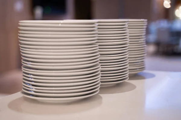 Stock image Many white dishes were placed on the table. In a coffee shop or restaurant.