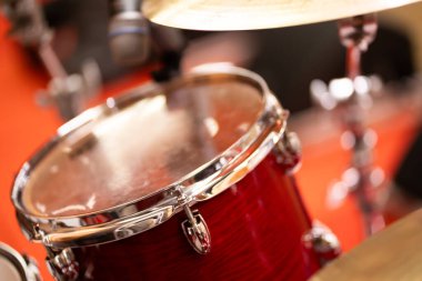 Stüdyoda tam kırmızı davul seti, bokeh light arkaplan.