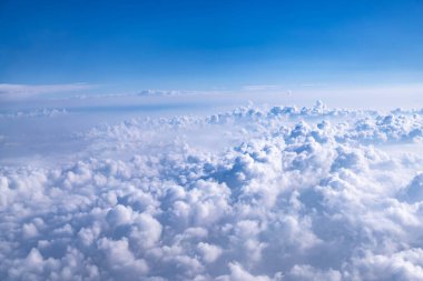 Mavi gökyüzünde güzel beyaz bulutlar. Mavi eğimli bulutlar. Serin beyaz arka plan..