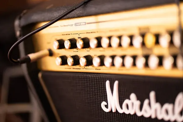 Bangkok, Tayland, 1 Şubat 2024 Marshall gitar amplifikatörü Bokeh light arka planda klasik klasik klasik rock sesi. DSL20c tüp amfi.