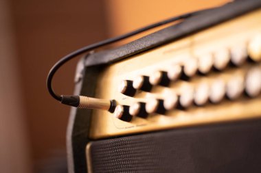 Bokeh açık renkli arka planda gitar amplifikatörü, klasik klasik klasik rock sesi. DSL20c tüp amfi.