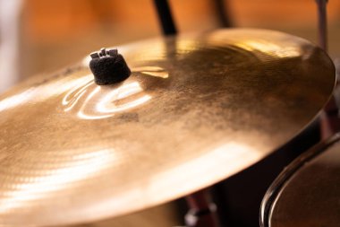 Stüdyo müzik konseptinde tam bir zil enstrümanı seti.