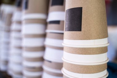 Biyolojik çözünebilir kahverengi kağıttan yapılmış kahve için boş kağıt bardaklar..