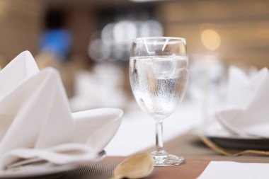 Yemek masasındaki buzlu bardakta bokeh lambası..