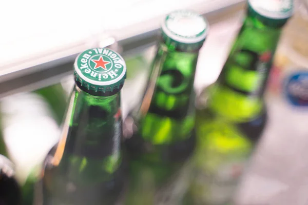 Bangkok, Tayland, 12 Şubat 2024 Heineken, bira. Bokeh light arka planda Heineken bira şişeleri. Orijinal marka bira Dünyanın her yerinde satılan popüler yeşil şişe.
